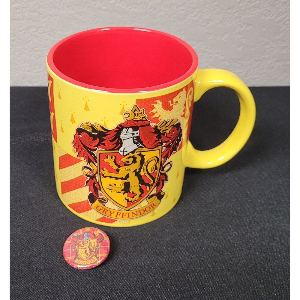 Silver Buffalo Harry Potter Gryffindor Crest 20 Oz. Jumbo Ceramic Mug & Mini Pin